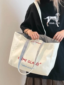 Grand sac cabas en toile blanche avec texte français et bandoulières à rayures bleues