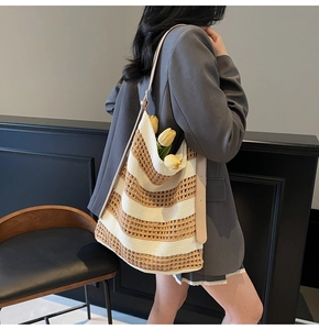 Détail du sac cabas tissé à rayures avec bandoulière en cuir beige de haute qualité