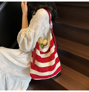 Gros plan du sac fourre-tout au crochet rayé rouge et blanc avec bandoulière rouge