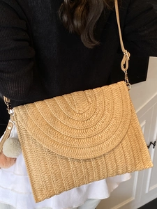 Sac bandoulière paille type enveloppe avec pompon pour les vacances d'été
