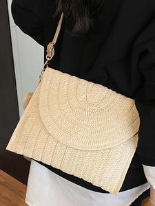 Sac bandoulière en paille tressée blanc crème avec bandoulière cuir et pompon décoratif