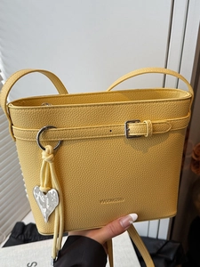 Borsa a Secchiello da Donna in Pelle PU con Trama Litchi Borsa a Tracolla Minimalista con Fibbia e Ciondolo a Cuore Quotidiana