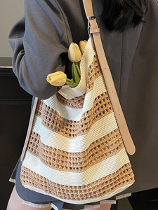 Grand sac cabas en tricot avec bandoulière en cuir et motif crocheté rayé pour l'été