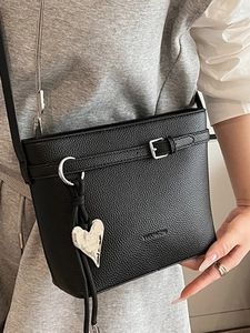 Borsa a secchiello nera minimalista con motivo litchi, ciondolo a cuore e fibbia argentata