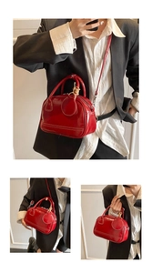 Détails du sac bowling en cuir verni rouge avec surpiqûres blanches et charme rond