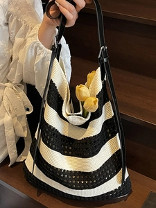 Grand sac fourre-tout tissé à rayures noires et blanches avec bandoulière en cuir chic