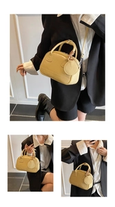 Détail du sac à main jaune crème montrant la texture du cuir PU et le porte-monnaie rond