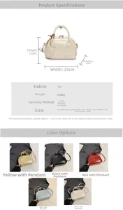 Détail montrant diverses couleurs de sacs à main en cuir PU avec poignées et pendentifs