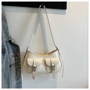 Dettaglio della borsa hobo bianco crema con due tasche anteriori e fibbie in metallo