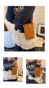 Vues détaillées du mini sac seau marron avec motif litchi et boucle fer à cheval argentée
