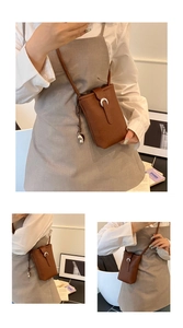 Détails du sac de téléphone en cuir PU marron à motif litchi avec boucle en fer à cheval