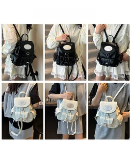 Vues détaillées de sacs à dos chics noir et beige avec poches et boucles métalliques