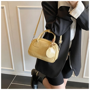 Détail du sac à main en cuir PU crème avec bandoulière amovible et poignées