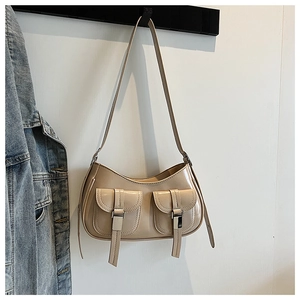 Dettaglio borsa sottobraccio beige in pelle verniciata lucida con due tasche frontali