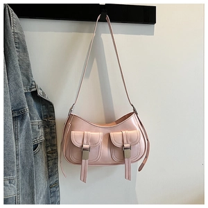 Dettaglio della borsa sottobraccio in pelle rosa con doppie tasche e fibbie argento