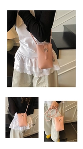 Détail du sac à téléphone rose en cuir grainé avec fermoir arc en métal argenté brillant