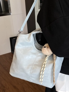 Blaue Tragetasche in Kroko-Optik mit Schultergurt und weichem Bären-Anhänger