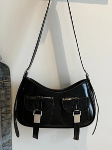 Borsa sottobraccio in vernice nera lucida con fibbie argentate e tasche simmetriche