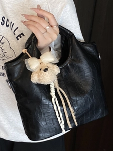 Schwarze Eimer-Tasche mit Krokodilmuster, süßem Bärenanhänger und Streifen-Quaste