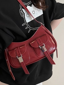 Borsa sottobraccio rossa lucida minimalista con doppie tasche e fibbie in metallo argento