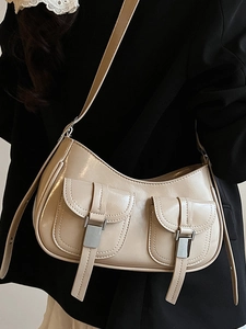 Borsa a mezzaluna beige lucida minimalista con tasche decorative e tracolla regolabile