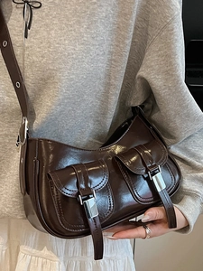 Borsa a tracolla marrone scuro minimalista con due tasche e fibbie argentate