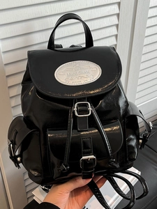 Sac à dos noir brillant de grande capacité avec fermeture à cordon et boucles argentées
