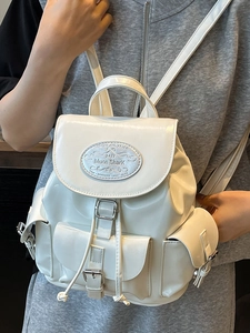 Sac à dos minimaliste en cuir PU blanc avec grand rabat et détail d'emblème argenté