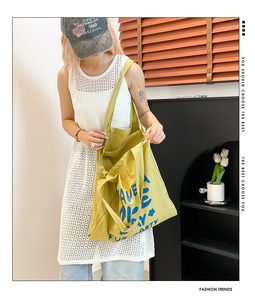 Détail du grand sac cabas en toile jaune moutarde avec lettrage bleu pour usage quotidien