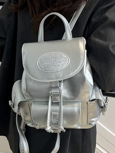 Sac à dos minimaliste en similicuir argenté avec finition métallisée et grande capacité