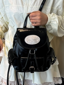 Mini sac à dos noir brillant pour femme avec boucles argentées et logo en métal