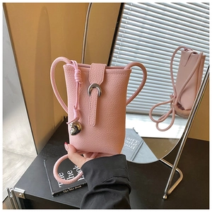 Détail de la pochette téléphone rose verticale avec breloque cœur et fermoir fer à cheval