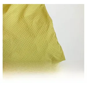 Gros plan détaillé du tissu en toile à carreaux vert clair avec texture fine pour cabas