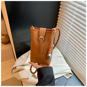 Vue détaillée du sac téléphone en cuir marron avec boucle métallique en forme de U