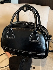 Sac à main chic en cuir verni noir avec surpiqûres blanches et double poignée
