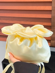 Sac Bandoulière Mignon en Forme de Fleur en Satin pour Femmes Mini Sac Seau à Cordon Petit Sac à Épaule à Carreaux Main de Fête Été