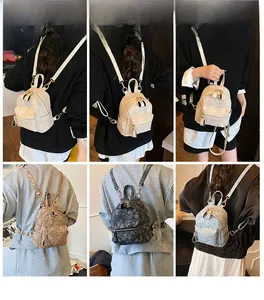 Vue détaillée de mini sacs à dos à motifs de trèfles avec des bretelles amovibles variés
