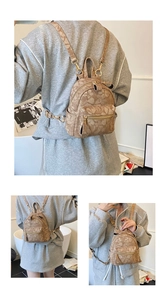 Détails d'un mini sac à dos aux tons terre avec motif de feuilles vintage et dorures
