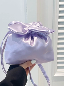 Sac pochon élégant en satin violet clair avec un grand nœud décoratif pour cadeau