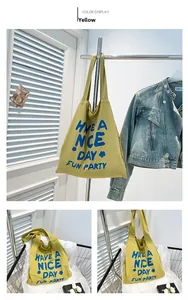 Détail du sac cabas jaune en toile avec imprimé Have a Nice Day et tissu texturé