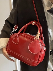 Sac à main rouge en cuir verni avec surpiqûres blanches et bandoulière pour femmes