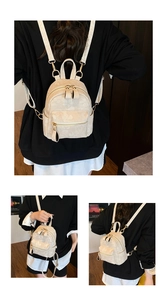 Sac à dos beige avec gaufrage floral, ferrures dorées et bretelles réglables