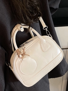Petit sac carré beige chic avec nœud et finition brillante pour un style bandoulière