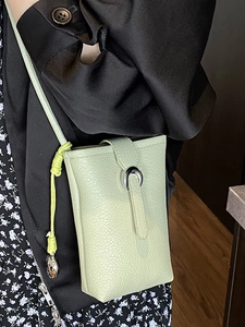 Sac bandoulière élégant vert menthe grainé pour téléphone avec boucle fer à cheval sur modèle
