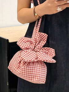 Sac bandoulière à carreaux rouges d'été avec un grand nœud floral décoratif