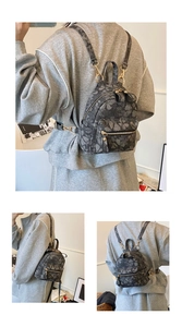 Vue triple d'un mini sac à dos en jacquard gris foncé avec motif floral et dorures