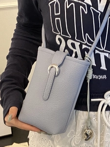 Mini sac de téléphone bleu clair avec motif litchi et boucle en métal demi-lune