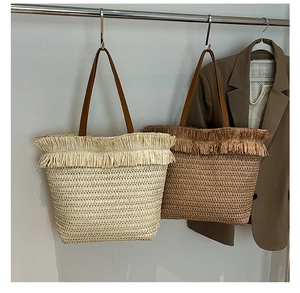 Detailansicht von Stroh-Taschen mit langen Fransen und Leder-Schulterriemen