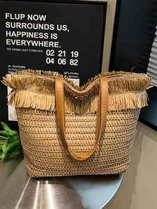 Große Strohtasche mit Fransen und Ledergriffen für den sommerlichen Strandurlaub
