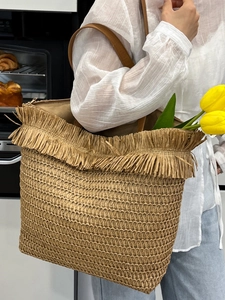 Böhmische große Strohtasche mit Fransen und braunen Lederriemen für den Sommer